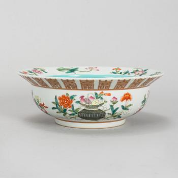 A famille rose bowl, of modern manufactory, 20th Century.