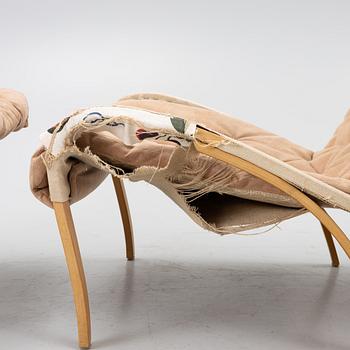 Bruno Mathsson, fåtöljer, ett par, med en fotpall, "Pernilla", DUX.