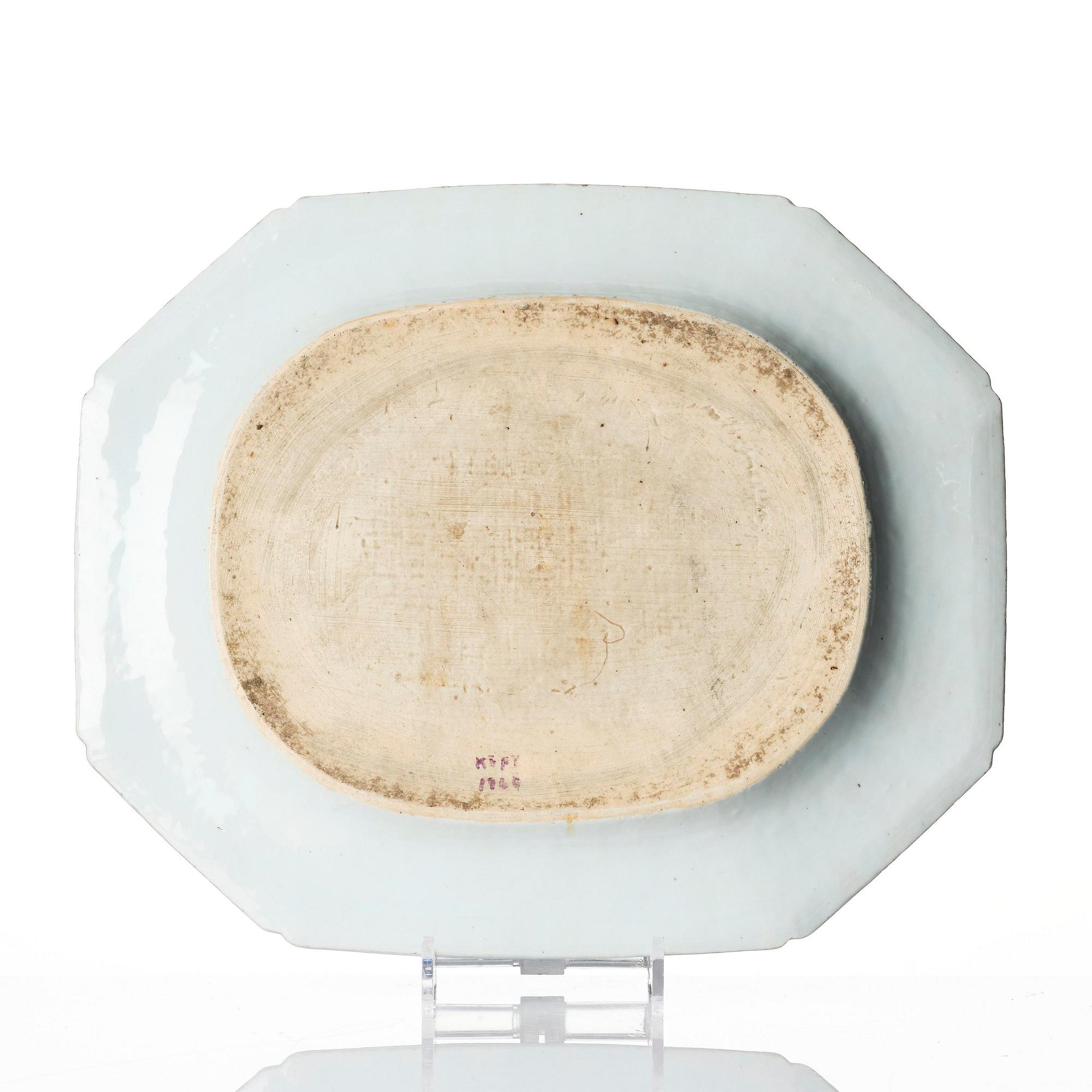 A pair of chargers, porcelain Qianlong 1736-95.