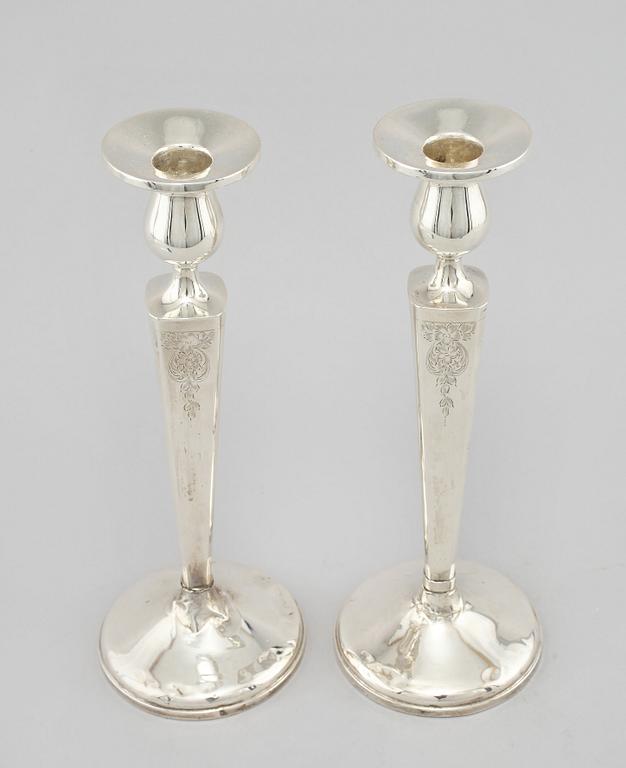 LJUSSTAKAR, ett par, silver, England, 1900-tal.