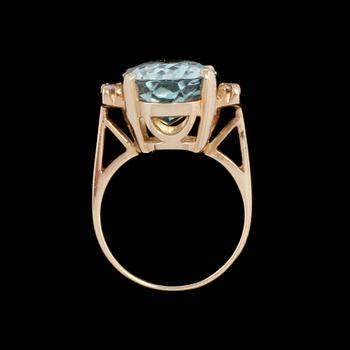 RING, 14k guld med ovalslipad akvamarin ca 5.00 ct samt 6 briljantslipade diamanter. Vikt 7 g.