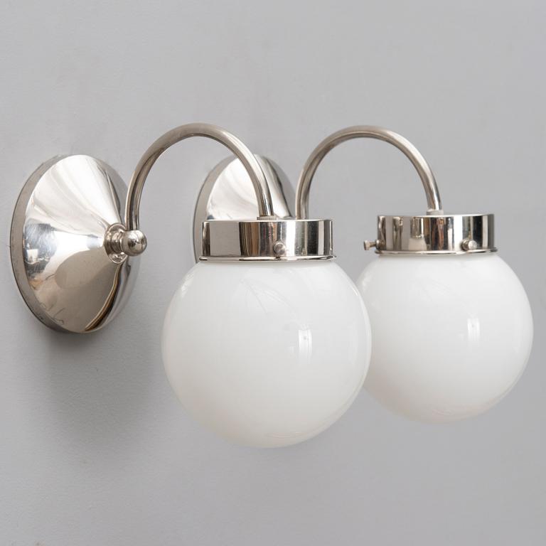 PAAVO TYNELL, VÄGGLAMPOR, ett par, modell 7204, Taito. 1930-talet.