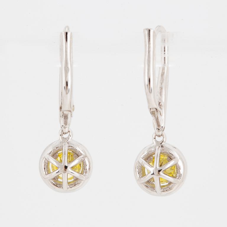 ÖRHÄNGEN, med gula färgbehandlade diamanter och diamanter.