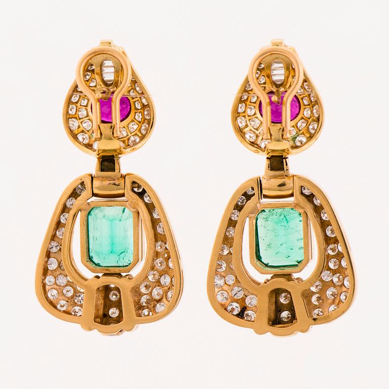 A PAIR OF EARRINGS, facetted emeralds and rubies, diamonds, 18K gold. Gomez & Molina, Spain.