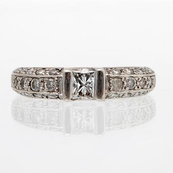 Ring 18K vitguld, 1 princesslipad diamant 0,31 ct och briljanter 0,50 ct ingraverat, storlek 16/50
¨.