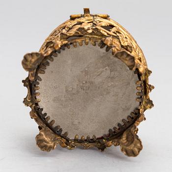 MINATYRMÅLNINGAR, 2 st, och DOSA med tryckt motiv.