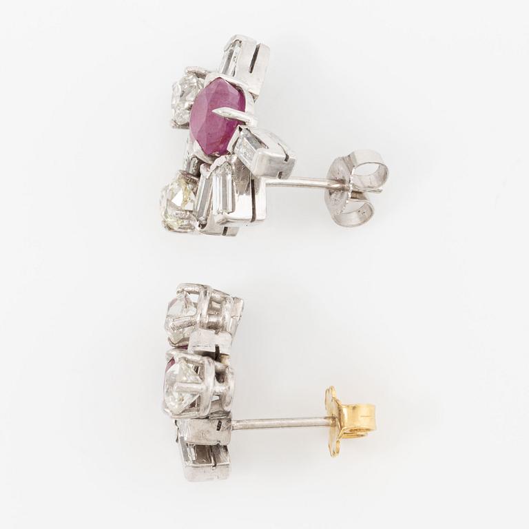 Earrings in platinum with rubies and baguette-cut and old-cut diamonds.