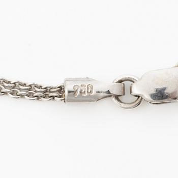 Cross pendant in white gold with princess-cut and brilliant-cut diamonds.