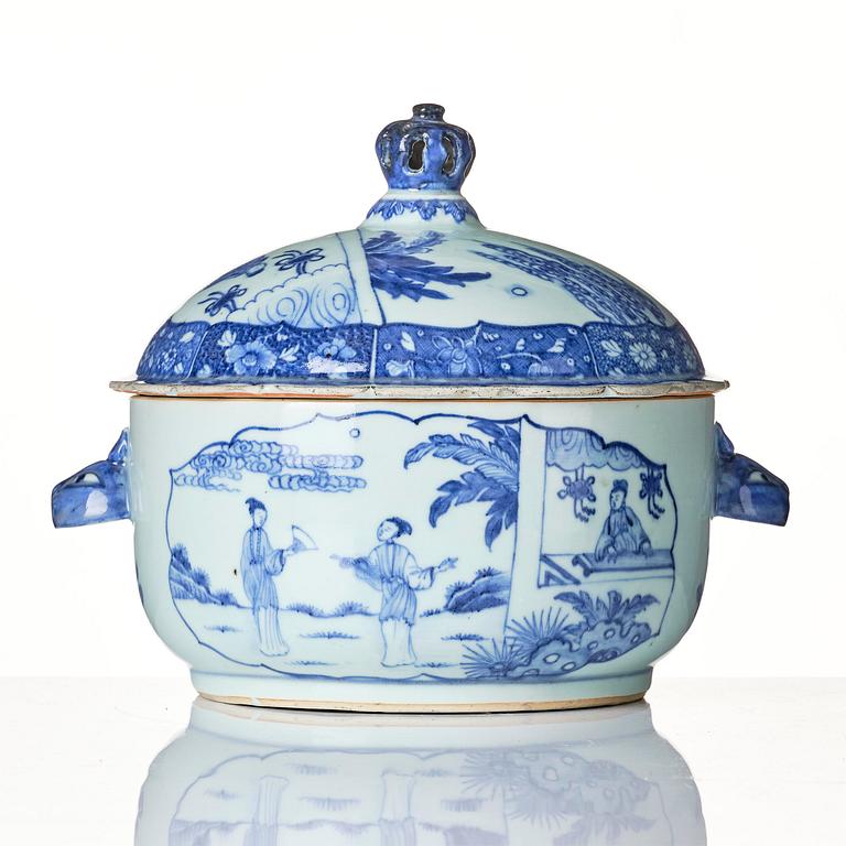 A blue and white tureen with cover, Qing dynasty, 18th century.