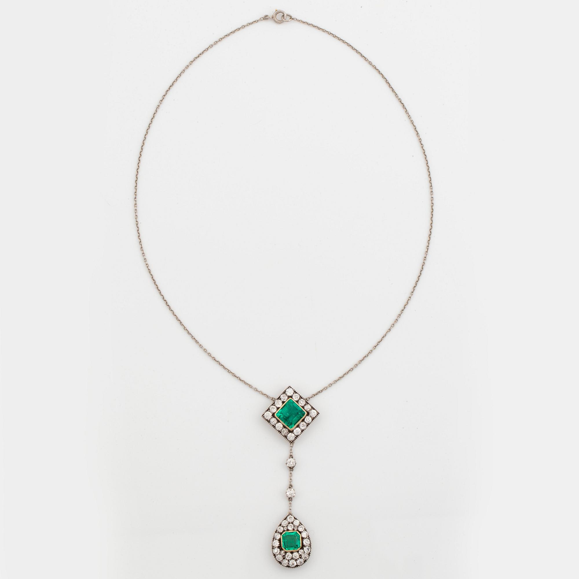 Collier med två fasettslipade smaragder samt gammalslipade diamanter.
