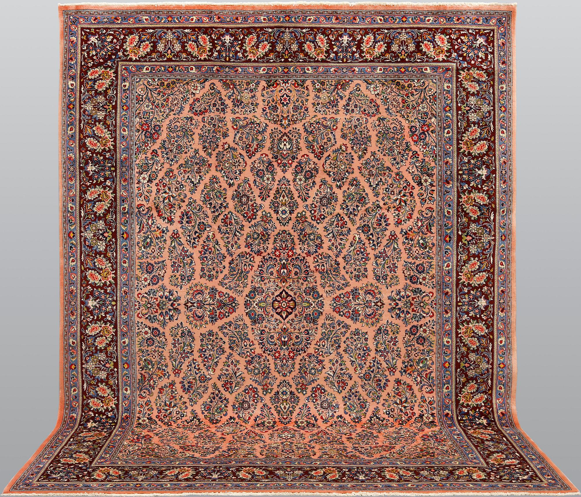 A Sarouk carpet, ca 323 x 248 cm.