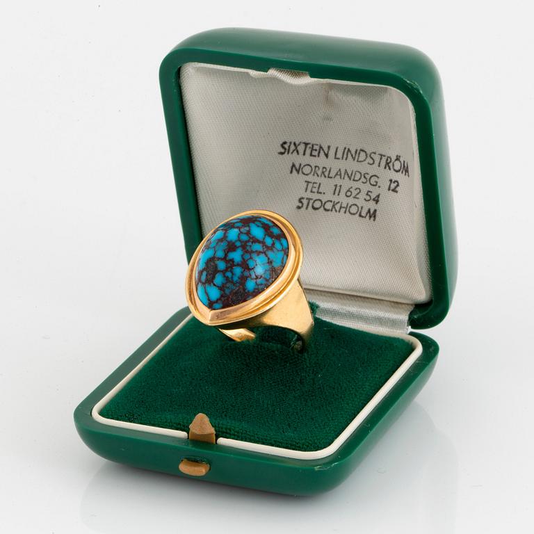 A Borgila 18K gold ring set with a turqoise.