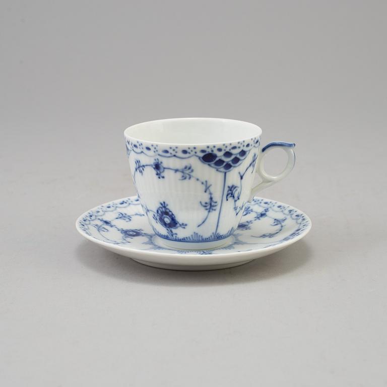 SERVIS, 44 delar, porslin, "Musselmalet", Royal Copenhagen, Danmark.