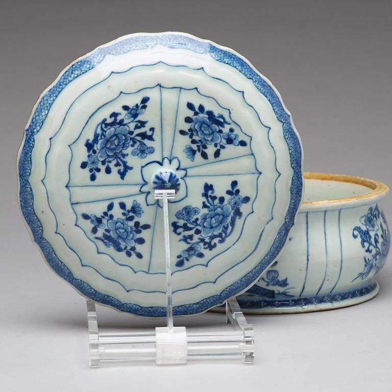 A blue and white tureen with cover, Qing dynasty, Qianlong (1736-95).