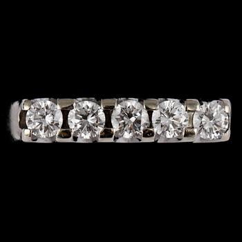 RING, 18k vitguld med 5 briljantslipade diamanter, tot 0.60 ct, importstämplad, 1900-talets tredje kvartal. Vikt 5 g.