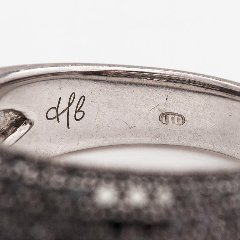 An 18K white gold ring with black diamonds ca. 1.70 ct in total.