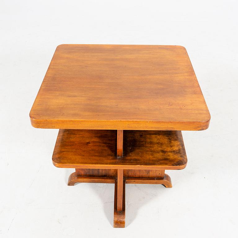 An Art Deco walnut 1930/40s side table.