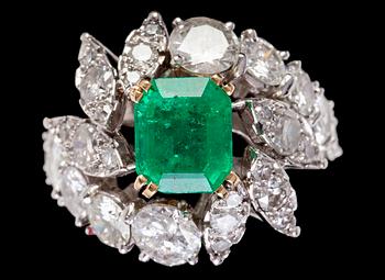 1024. RING, step cut emerald and brilliant- and eight cut diamonds, tot. app. 3 cts.