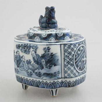 Four pieces of Chinese porcelain, late Qingdynasty, around 1900.