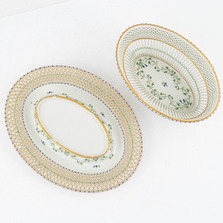 A porcelain bowl with stand, 19th century.