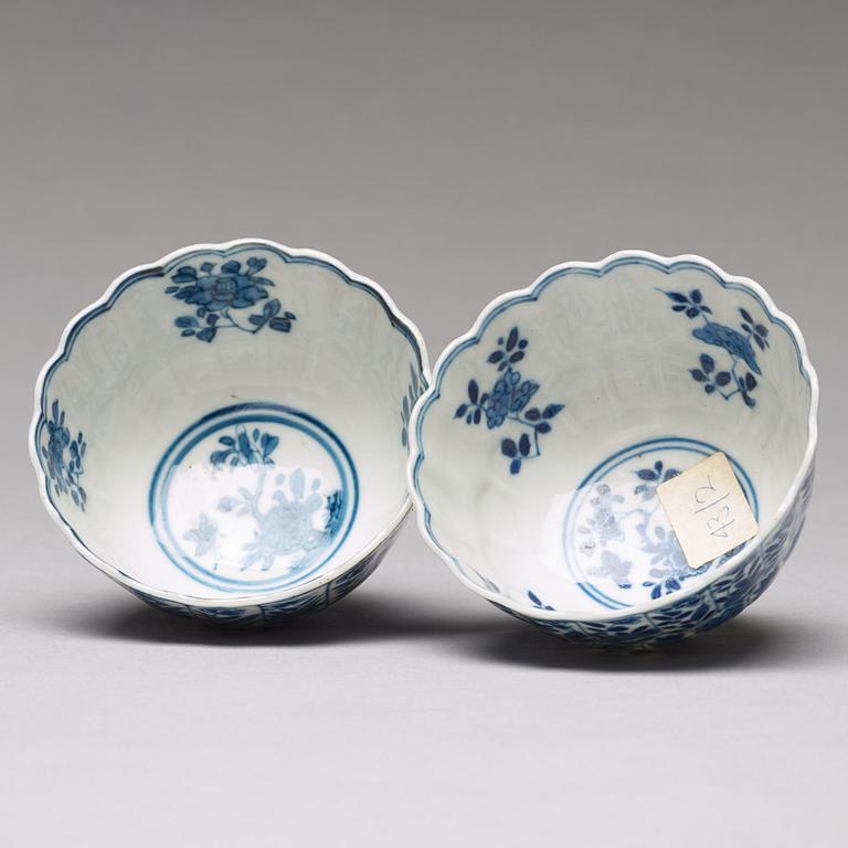 Six (2+2+2) blue and white cups with five (2+2+1) dishes, Qing dynasty, Kangxi (1662-1722).