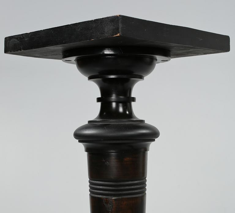 PIEDESTALER, ett par, 1900-tal.