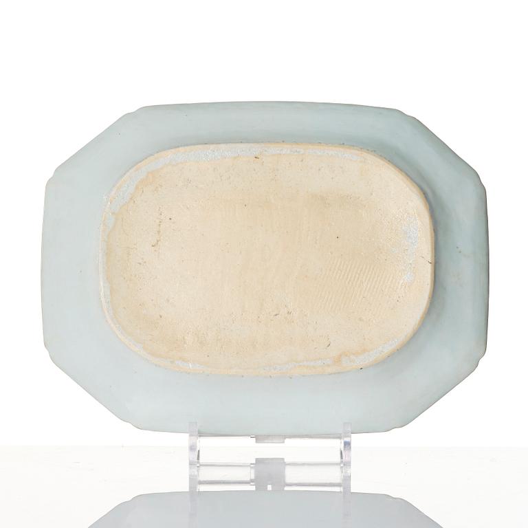 A blue and white serving dish, Qing dynasty, Qianlong (1736-95).