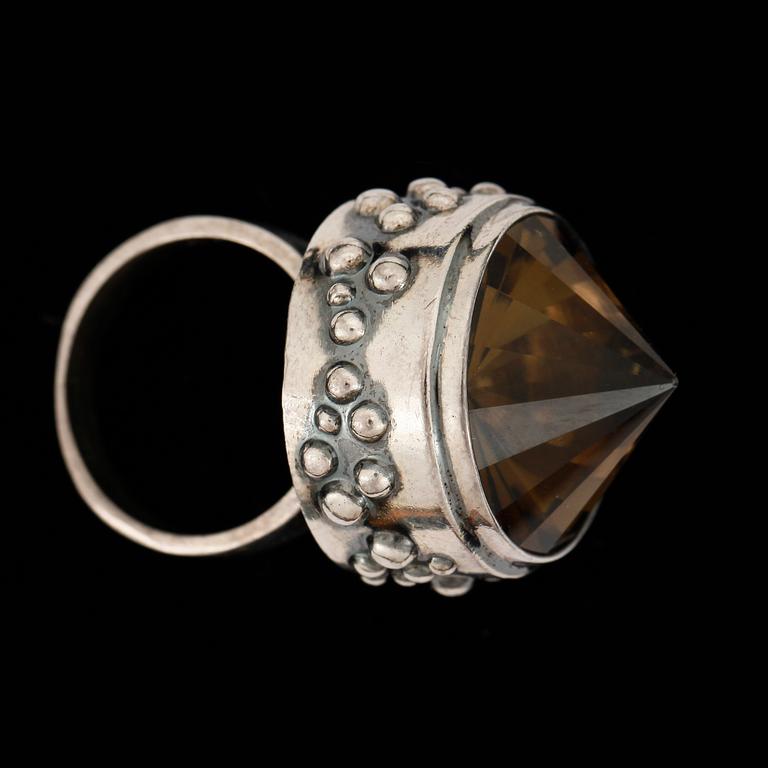 RING, sterlingsilver, E. Granit & Co, Helsingfors 1968. Vikt ca 13 gram.