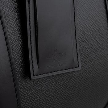Louis Vuitton, a 'Taiga Kendall GM'.