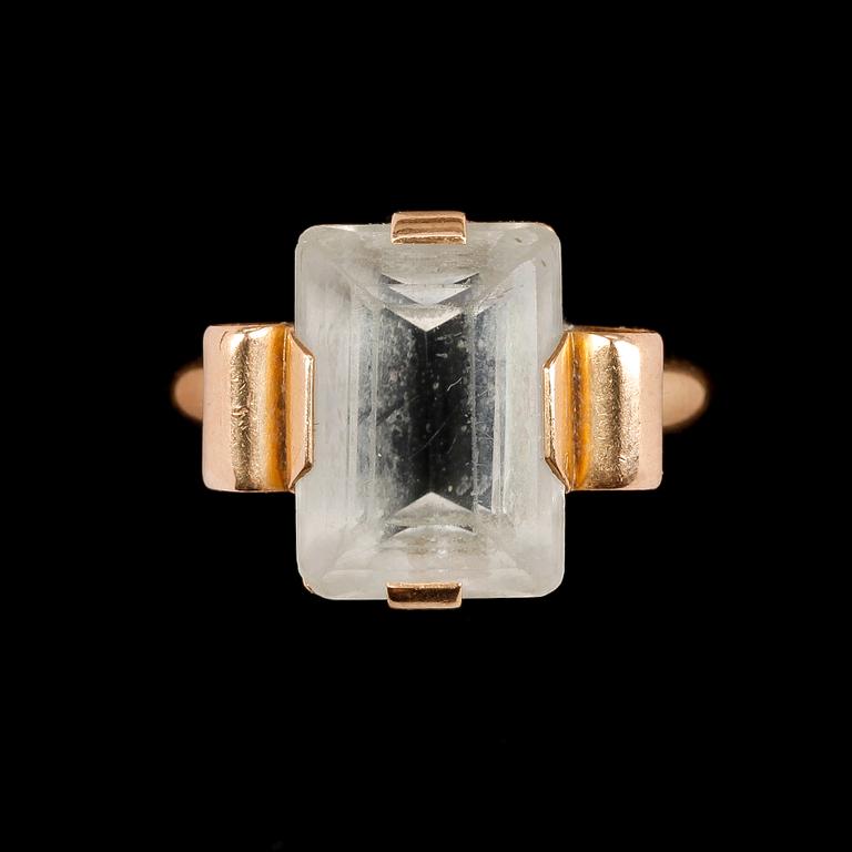 RINGAR, 3 st, 18k guld, bl a bergkristall och pärlor, 1930-48. Tot ca 12 gr.