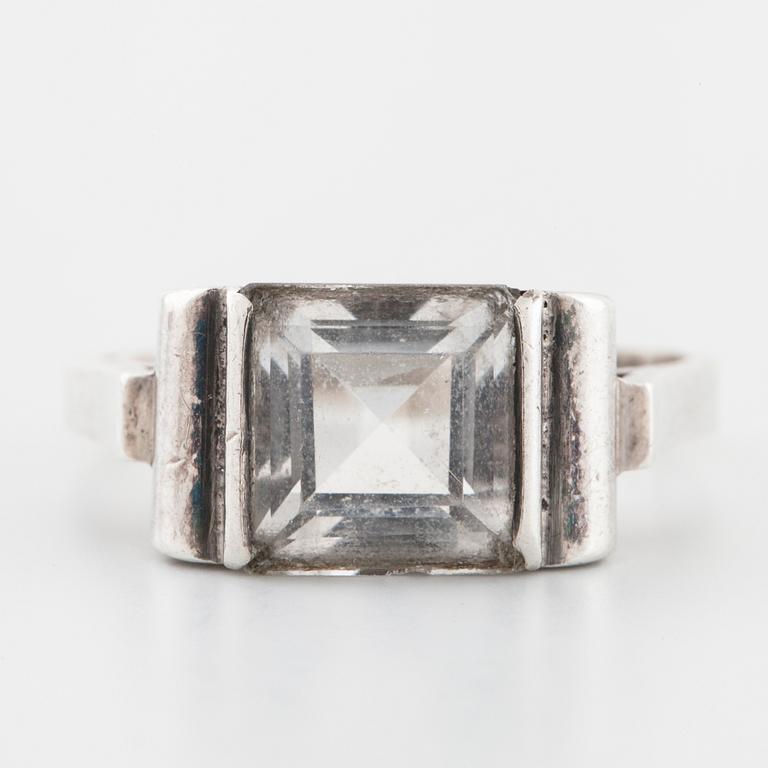 ANDERS HEDLUND, Göteborg, 1950, ring med fasettslipad bergkristall.