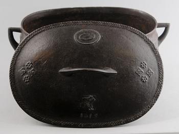 GRYTA MED LOCK, gjutjärn, märkt HSN 1812.