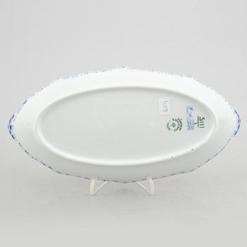 Fat, tre stycken, samt ett par vaser, porslin, "Musselmalet helblond", Royal Copenhagen, 1900-tal.