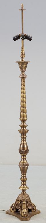 GOLVLAMPA, mässing, 1900-talets första hälft.