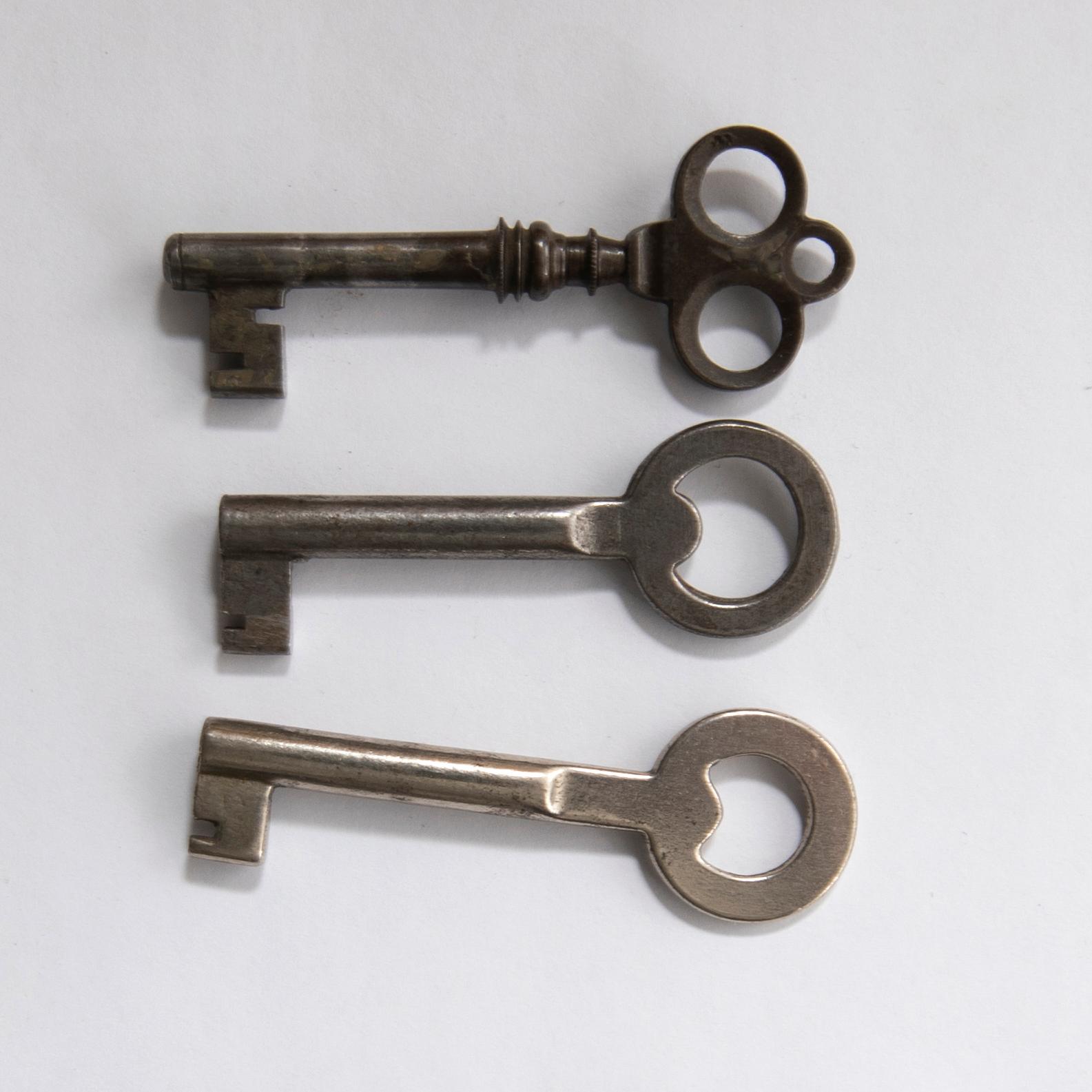 Kolonnskåp troligen Danmark 1800-talets mitt.