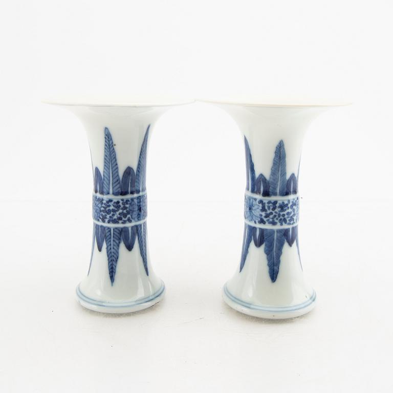 A pair of Chinese late Qing dynasty porcelain vases.