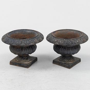 A pair of cast iron garden urns, 20th century.