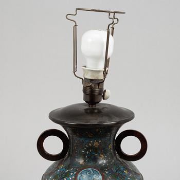 Urna, brons och cloisonne. Kina, omkring 1900.