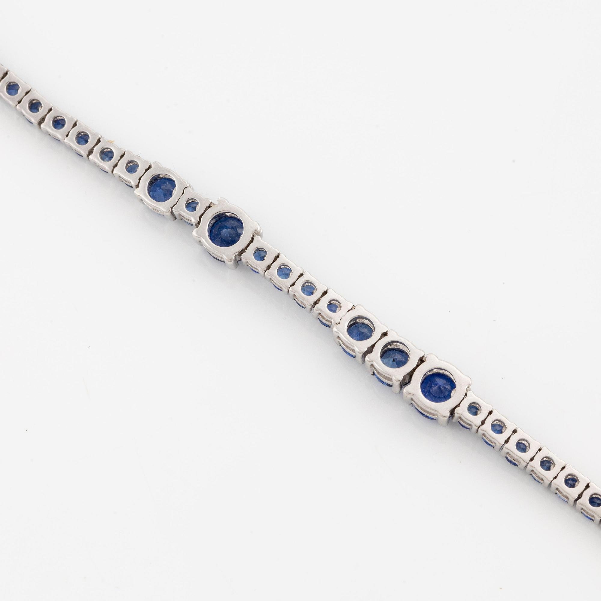 Collier 18K vitguld med fasettslipade safirer.