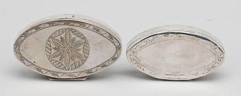 DOSOR, 2 st, silver, P Sedelin Sundsvall, 1817, respektive J H Lampa, Stockholm, 1816. Vikt ca  87 gram.