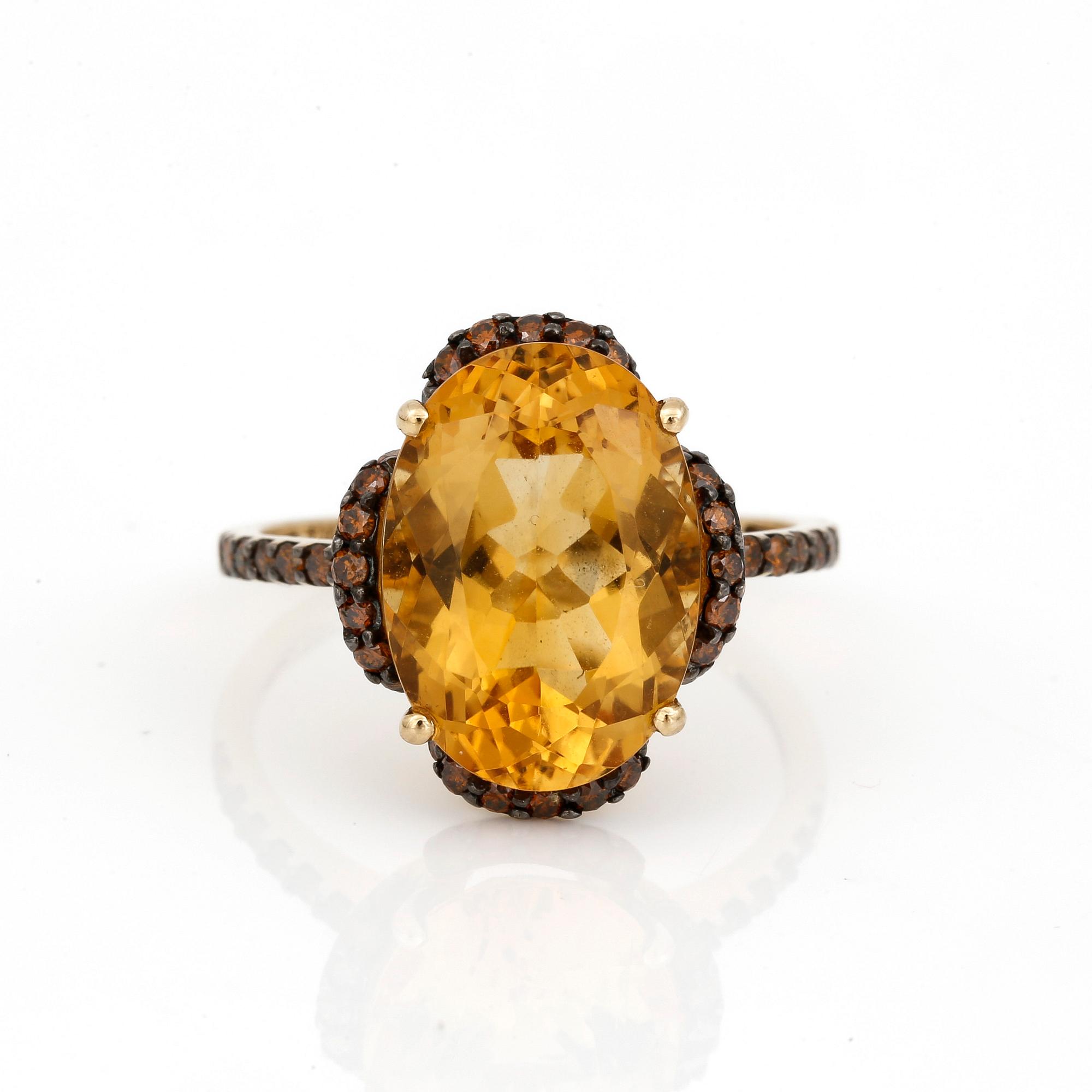 RING, 14K guld med citrin ca 5.60 ct och små diamanter. Vikt ca 3,70 g.