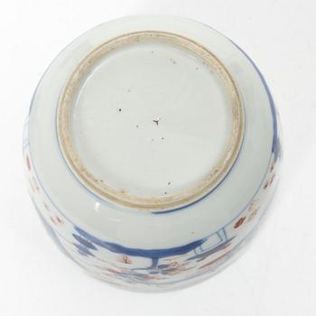 An Imari porcelain bowl with cover, China, 18th/19th century.