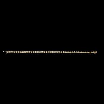 ARMBAND, 18k guld med briljantslipade diamanter tot ca 3,78ct. Vikt ca 12,7 gram.