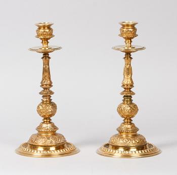 LJUSSTAKAR, ett par, mässing, nyrenässans. Troligen 1800-talets slut.