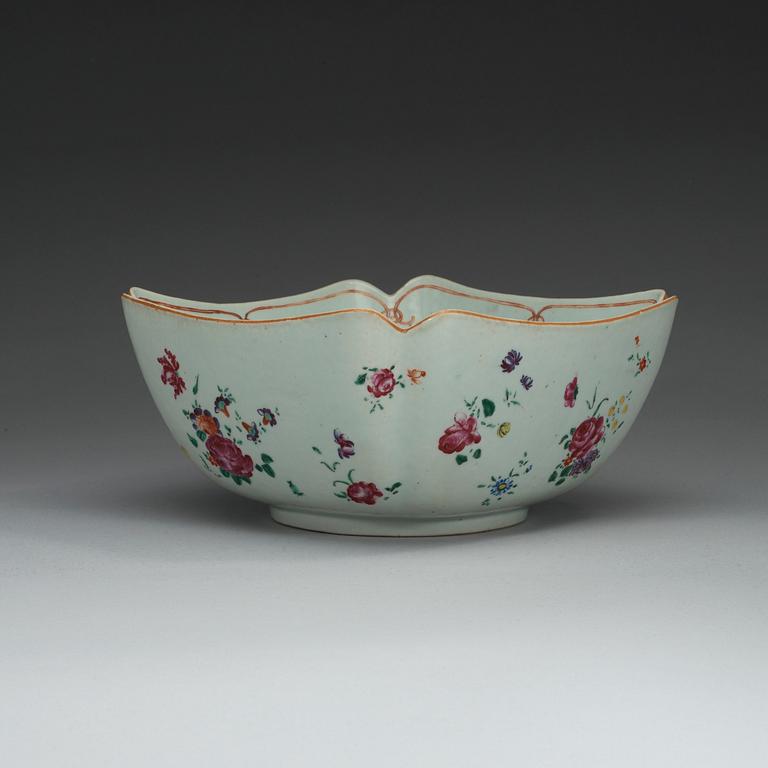 A famille rose bowl, Qing dynasty, Qianlong (1736-95).