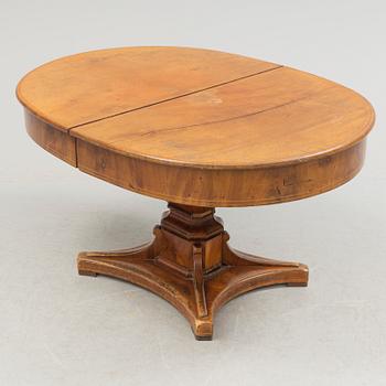 A late 19th century mahogony dining table with two extension leafs.