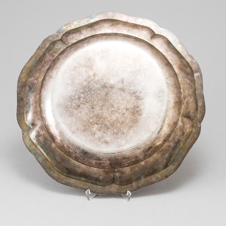 Two silver serving dishes, one marked GAB, Stockholm, Sweden 1944. Total weight 1620 g.