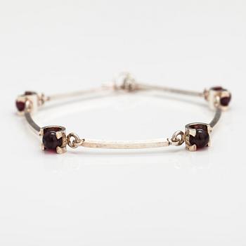 Elis Kauppi, A sterling silver bracelet with garnets. Kupittaan kulta, Turku.