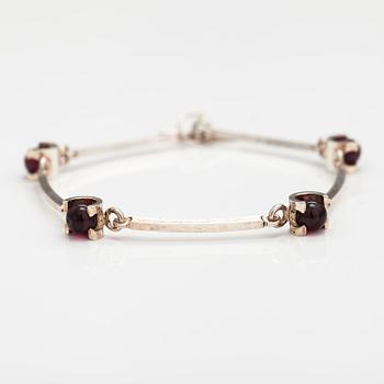 Elis Kauppi, A sterling silver bracelet with garnets. Kupittaan kulta, Turku.