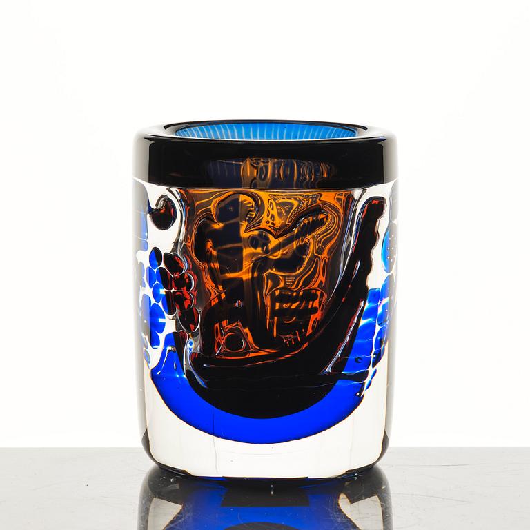Edvin Öhrström, an 'ariel' glass vase, Orrefors, Sweden 1982.